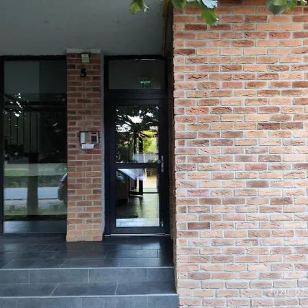 2 Rooms, Living With Elevator アパート *